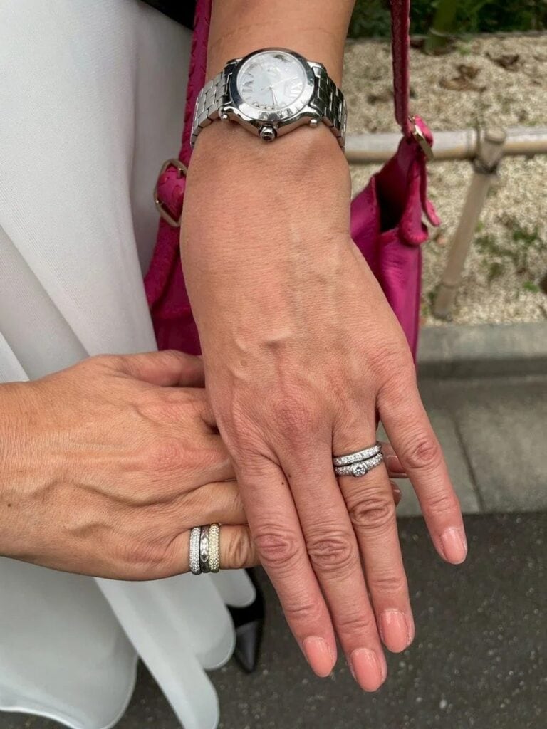 「手元は自分の視界に入る場所なので、見るたびに気持ちを整えてくれるものを選んでいます。色々な思い出が詰まったリングを重ねてつけると、お守りみたいな安心感があります」