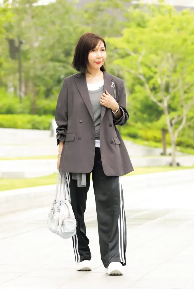 【第9位】【60代お手本スナップ】「ユニクロＣ」のジャケットがお似合いの大阪マダム！「アディダス」のトラックパンツとブランドバッグを上手に取り入れた着こなし