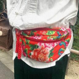 「中国の花布風のウエストポーチは『SHEIN』のもの。アジアなコーデに使えそうだなと買いました。ウエストポーチは実はベルト代わりに使えてウエストマークもできる優れもの。よく出し入れする携帯とお財布を入れて実用性も抜群です。このレッドに合わせてリップもレッドにしてみました」
