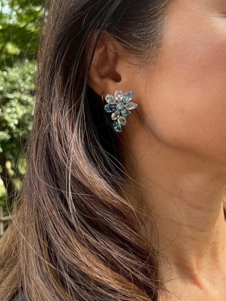 「スワロフスキーのピアスはブルーのカラーをチョイス。ネイリストを25年やってきて、仕事柄裏方で黒を着ることばかりだったので、最近黒を卒業したいなという思いがあり、小物に色を取り入れるところから始めました。華やかでカラフルなものを集め始めたところです」