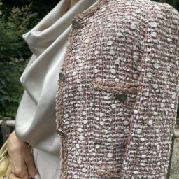 「『CHANEL』ジャケットに合わせたトップスは、6月に開催された『THE CLASSE』 2025秋冬展示会で購入。ドレープの柔らかさとクラッシックなデザインにひかれました。色味も良く、パンツにもスカートにも合う優れもの。サテンでつやもあり、顔回りを明るく見せてくれるから使いやすいですし、ボリュームがあるのでネックレスいらずです」