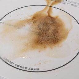 卓上IHコンロのコゲが洗剤で溶けているところ