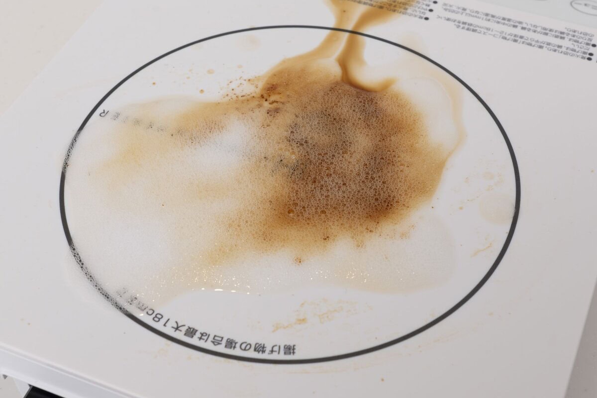 卓上IHコンロのコゲが洗剤で溶けているところ