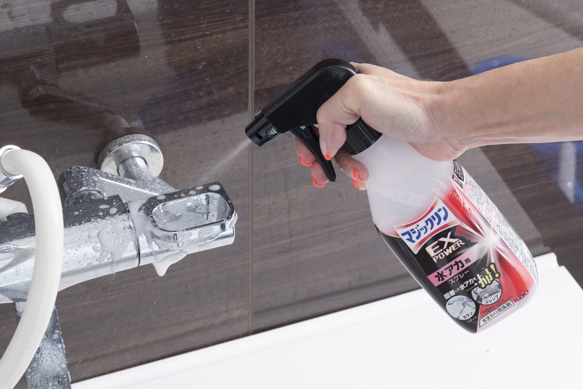 蛇口に洗剤をふきつける