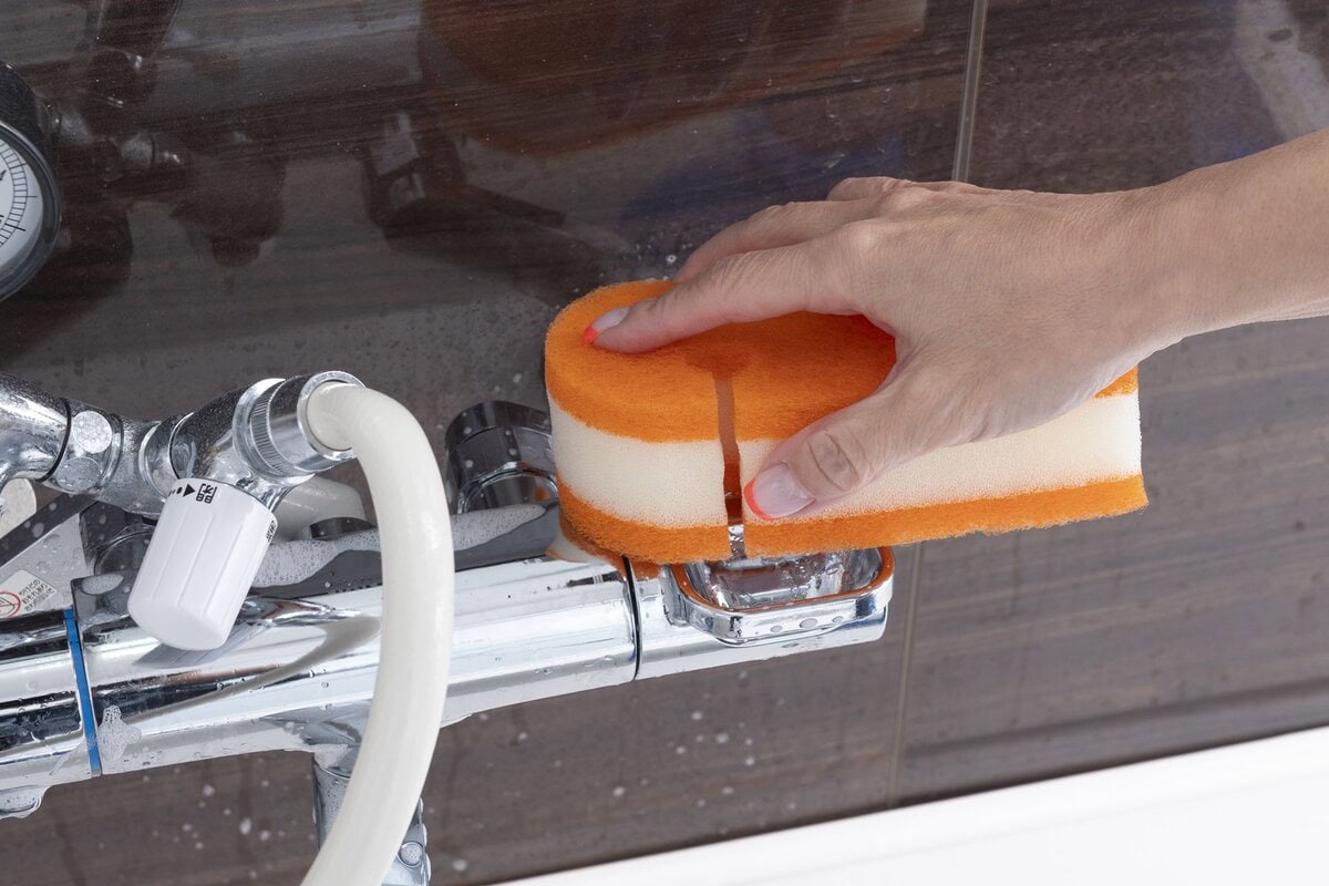 スポンジでこする