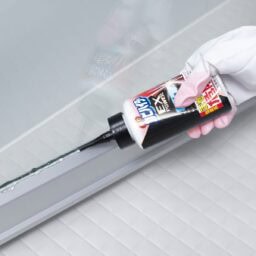 パッキンにカビ取り剤を塗る