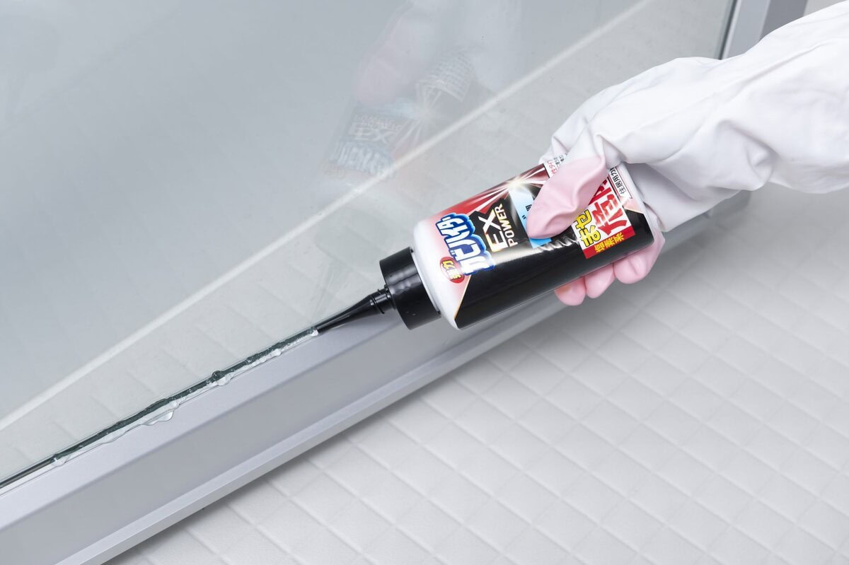 パッキンにカビ取り剤を塗る