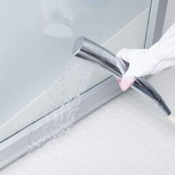 カビ取り剤をシャワーで流す