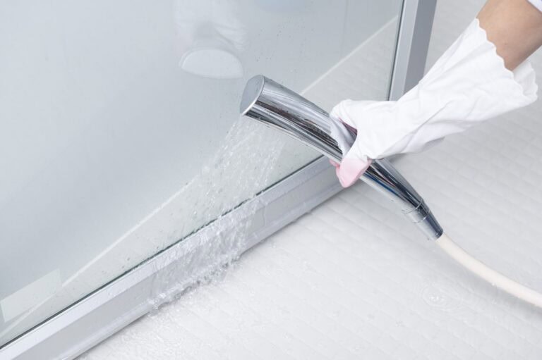 カビ取り剤をシャワーで流す