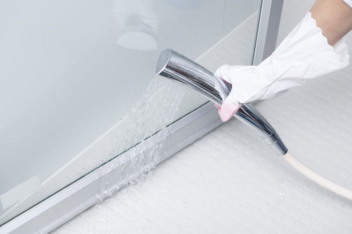 カビ取り剤をシャワーで流す