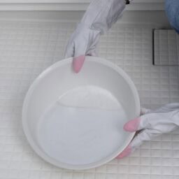 床に洗剤液を流すところ