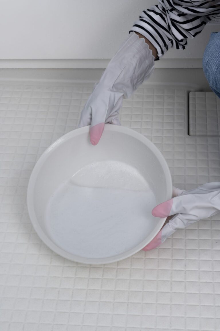 床に洗剤液を流すところ