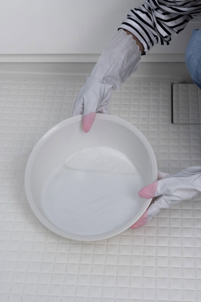 床に洗剤液を流すところ