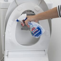 トイレの便座裏に洗剤をスプレー
