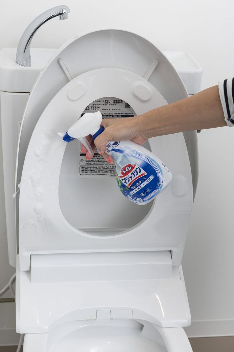 トイレの便座裏に洗剤をスプレー