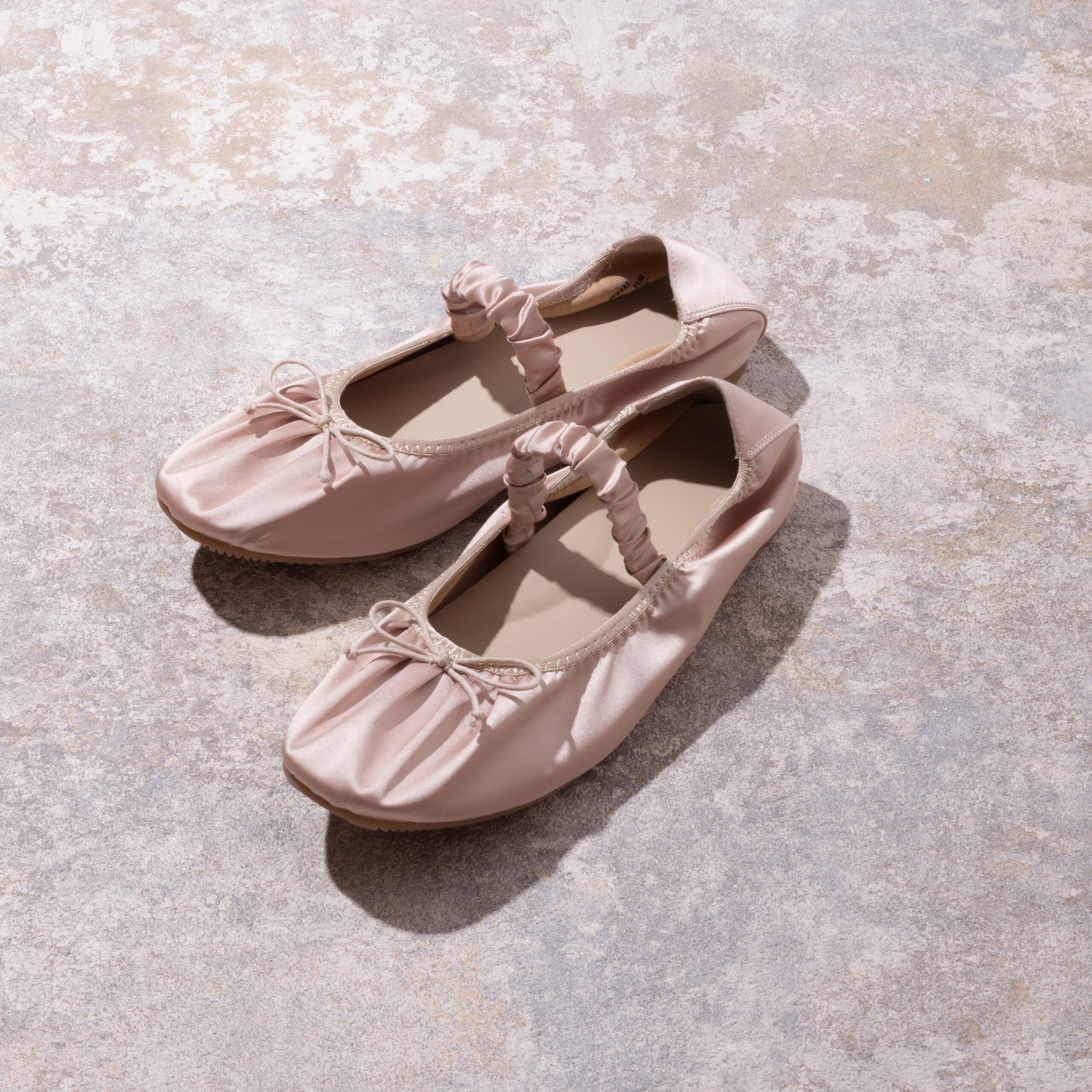 ストラップバレエスニーカー ベージュ¥2,990/GU