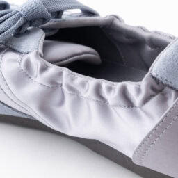 レースアップバレエスニーカーの履き口