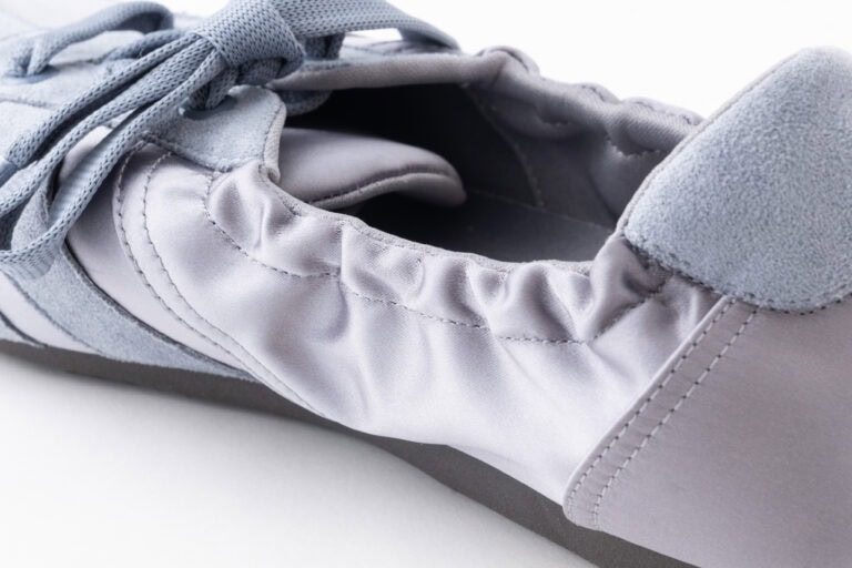 レースアップバレエスニーカーの履き口