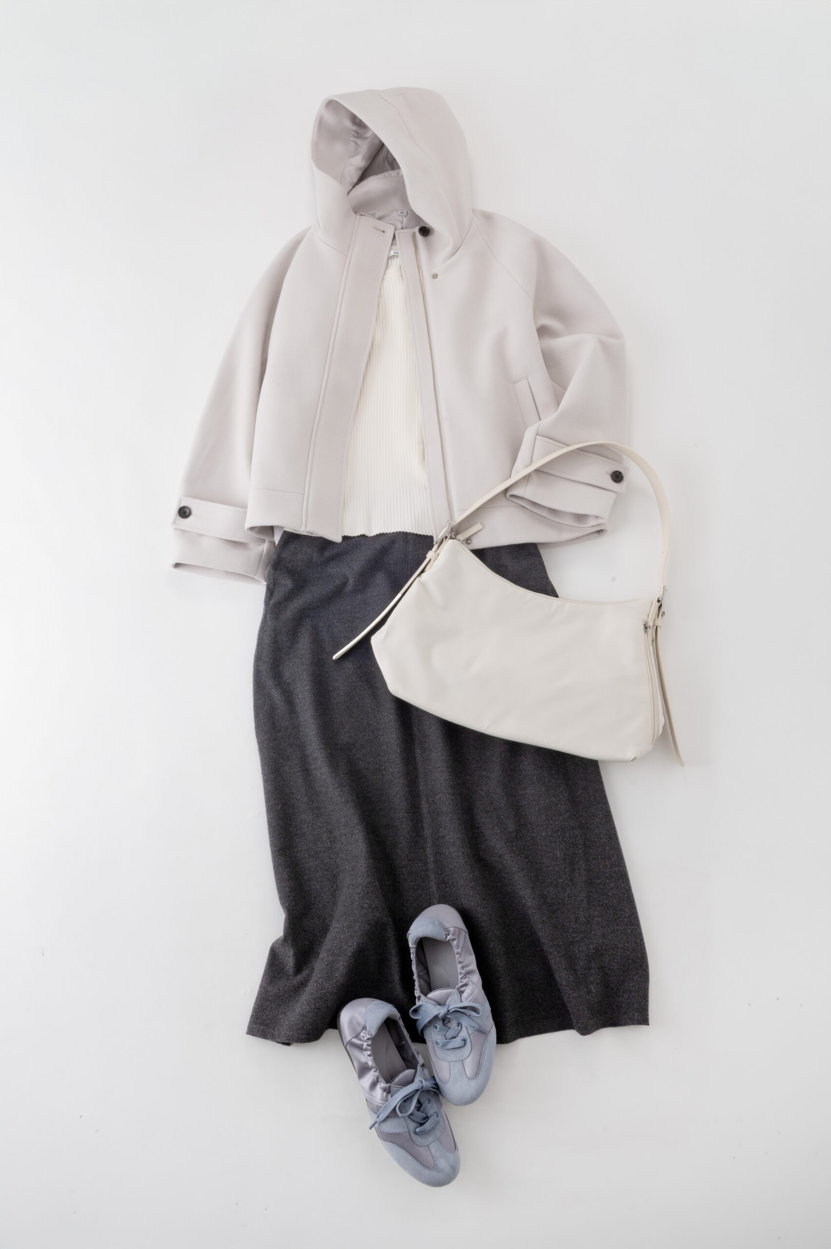 コージーメルトンショートフーディコート ナチュラル¥5,990、リブニットボタンスリーブPO／Z オフホワイト¥2,990、ブラッシュドフレアSK ダークグレー¥2,990、2WAYナイロンバッグ オフホワイト¥2,990／すべてGU