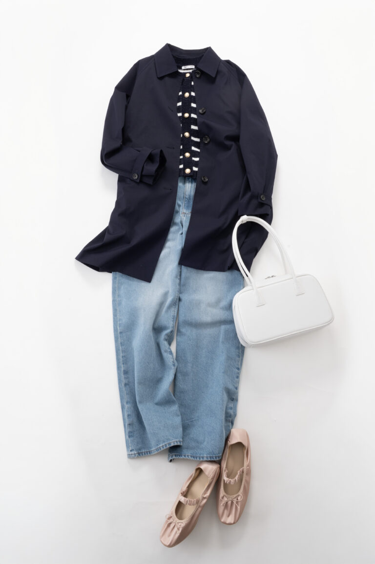 バルマカーンAラインハーフコート ネイビー¥5,990、ツイーディーニットボーダーカーデ ネイビー¥2,990、バギーフレアジーンズ ブルー¥2,990、ボストンバッグ オフホワイト¥2,990