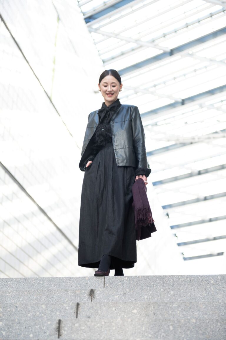 アウター…トキドキ、ブラウス…weakend.、リボン… ハッシュニュアンス、スカート…ミラオーウェン　、バッグ、シューズ…グッチ