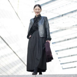 トップス…weakend.、リボン… ハッシュニュアンス、スカート…ミラオーウェン、バッグ＆靴…グッチ、アウター…トキドキ