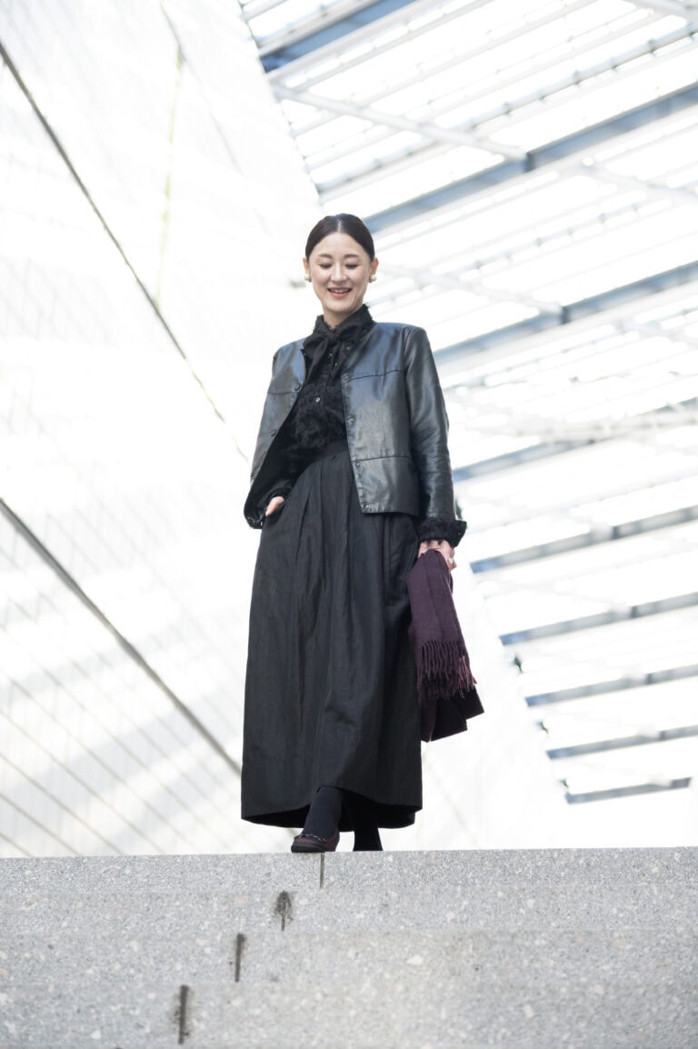 トップス…weakend.、リボン… ハッシュニュアンス、スカート…ミラオーウェン、バッグ&靴…グッチ、アウター…トキドキ