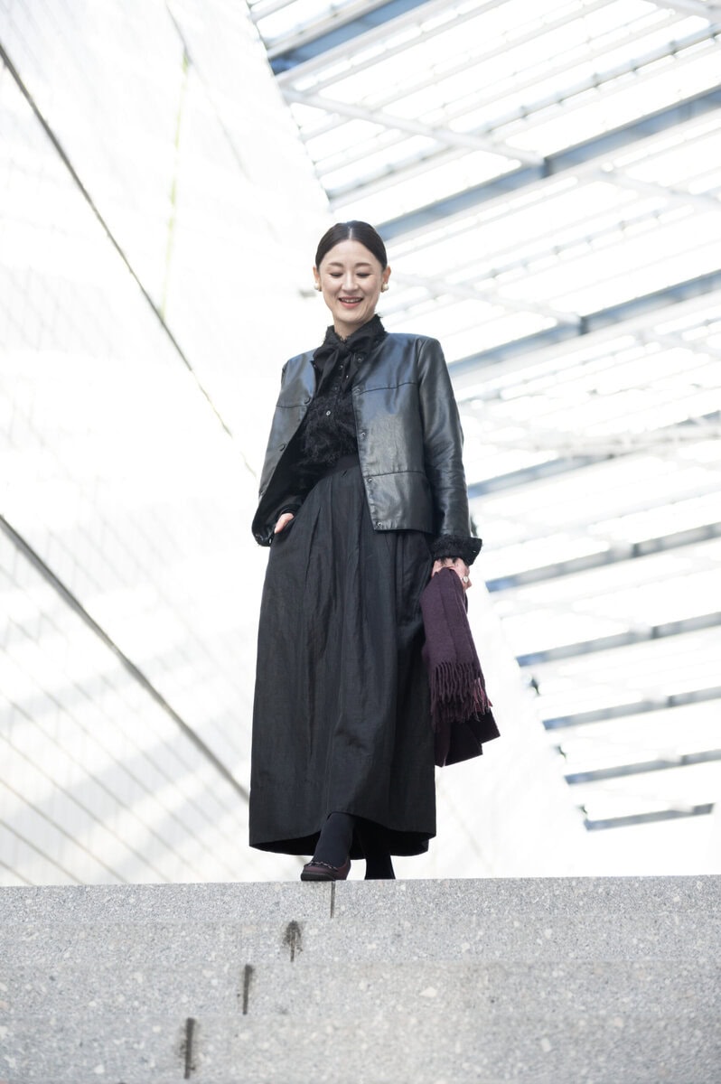 トップス…weakend.、リボン… ハッシュニュアンス、スカート…ミラオーウェン、バッグ＆靴…グッチ、アウター…トキドキ