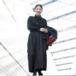 トップス…weakend.、リボン… ハッシュニュアンス、スカート…ミラオーウェン、バッグ＆靴…グッチ、アウター…トキドキ