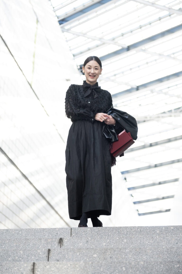 トップス…weakend.、リボン… ハッシュニュアンス、スカート…ミラオーウェン、バッグ&靴…グッチ、アウター…トキドキ