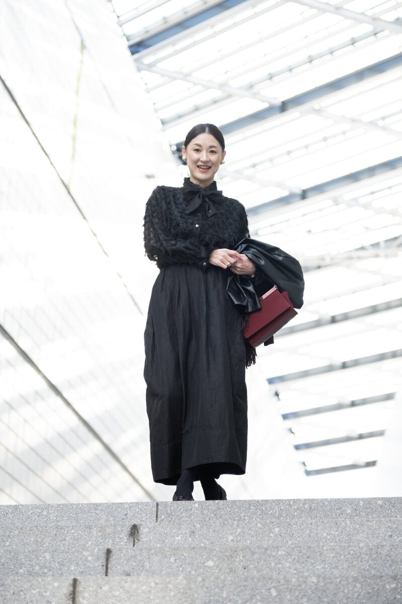 トップス…weakend.、リボン… ハッシュニュアンス、スカート…ミラオーウェン、バッグ＆靴…グッチ、アウター…トキドキ