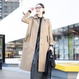 トレンチコート…バーバリー、トップス…ノーク、スカート…エレンディーク、ブーツ…楽天、バッグ…ミチノパリ