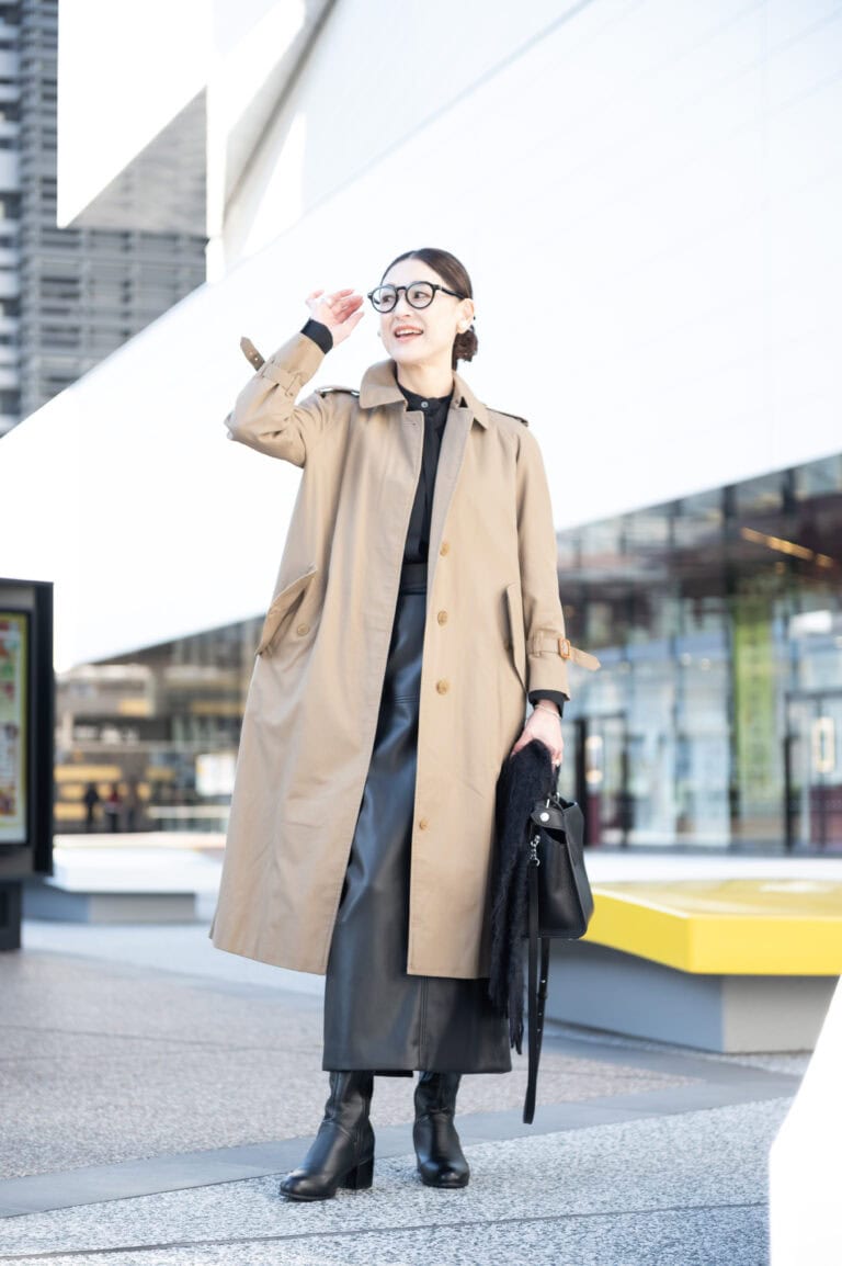 トレンチコート…バーバリー、トップス…ノーク、スカート…エレンディーク、ブーツ…楽天、バッグ…ミチノパリ