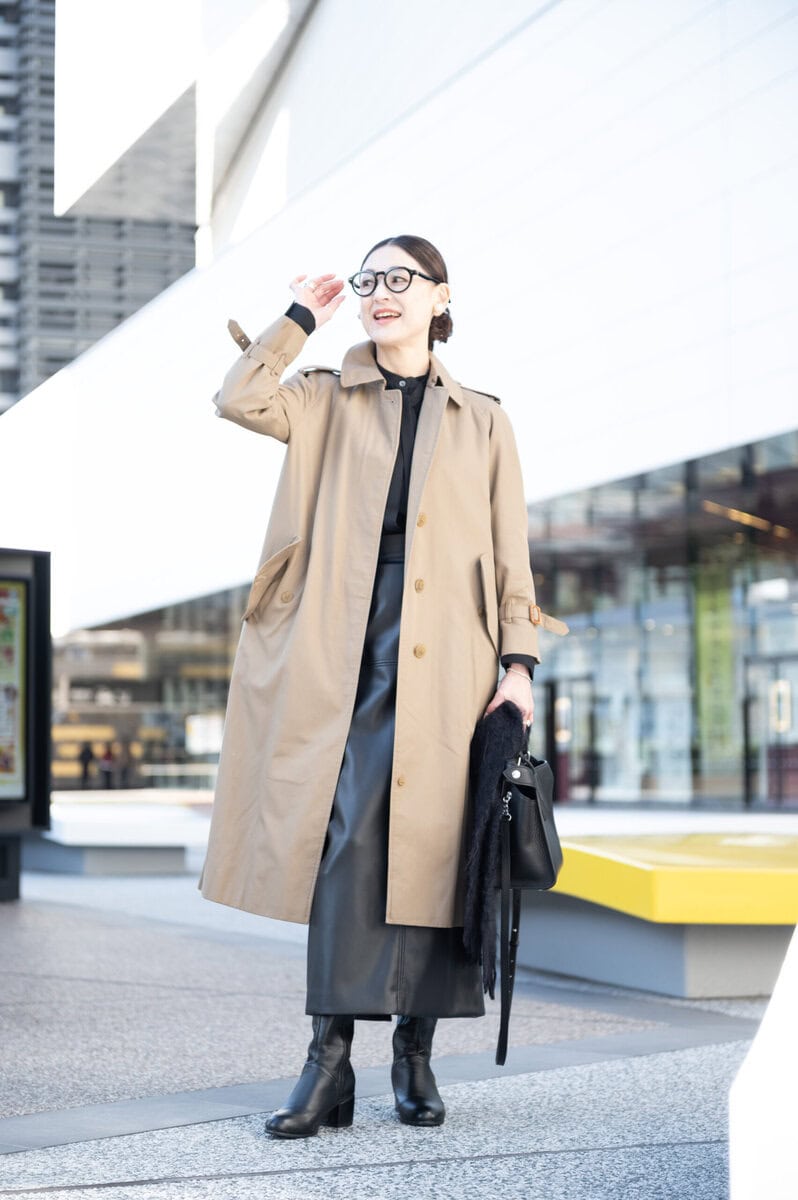 トレンチコート…バーバリー、トップス…ノーク、スカート…エレンディーク、ブーツ…楽天、バッグ…ミチノパリ