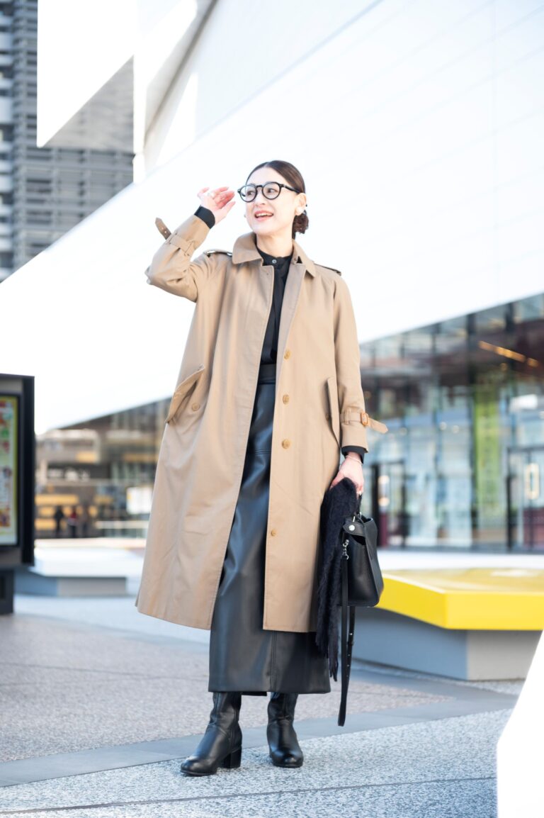 トレンチコート…バーバリー、トップス…ノーク、スカート…エレンディーク、ブーツ…楽天、バッグ…ミチノパリ