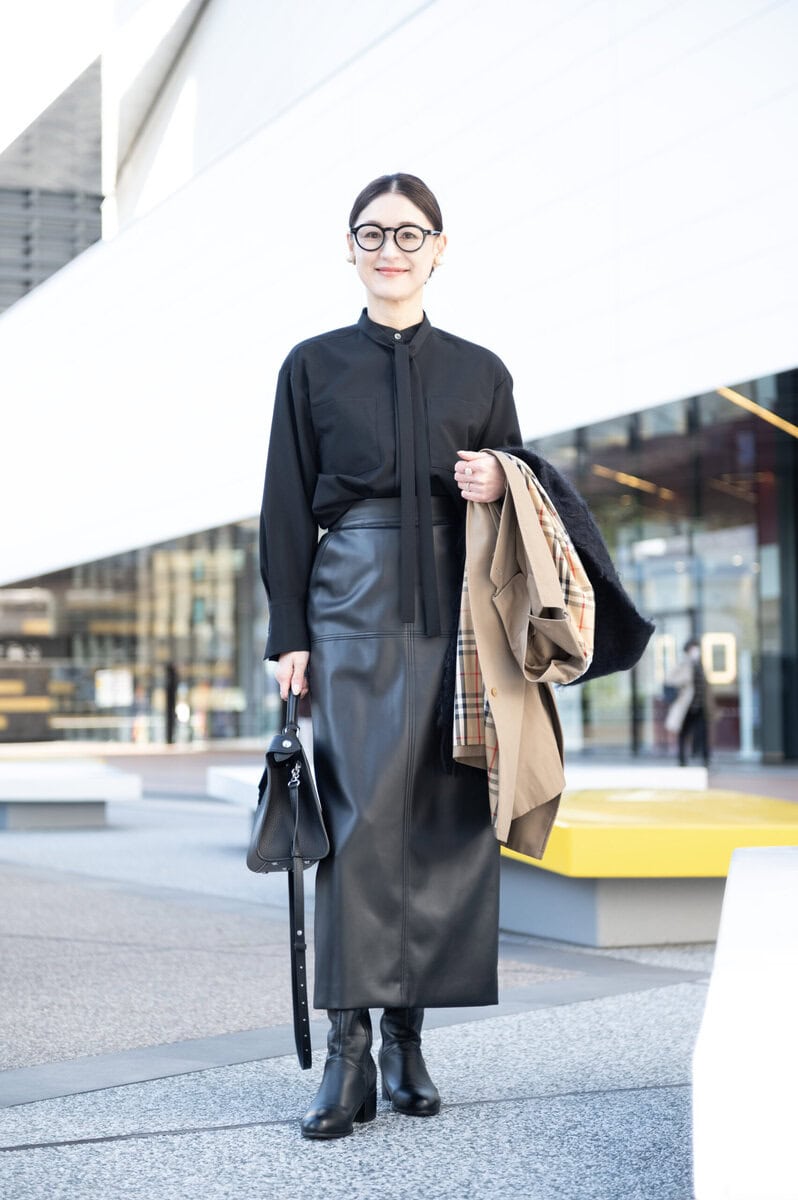 ボウタイ×レザースカートの気品漂うIラインシルエット