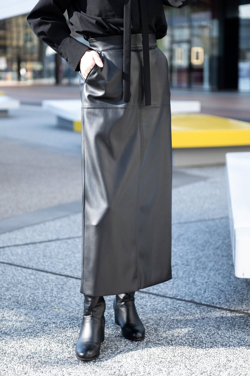 あえての合わせがパワフルに効く!斬新な足元が素敵コーデの立役者