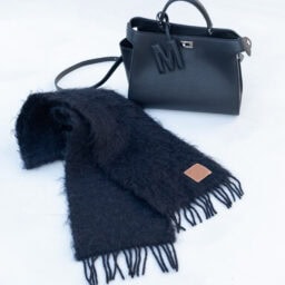 チャームも黒に!知的なアレンジが深みのあるコーデに着地