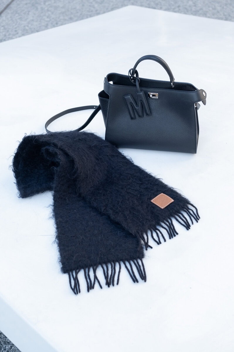 チャームも黒に!知的なアレンジが深みのあるコーデに着地