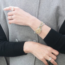 グレーや黒にはシルバー系ジュエリーでモダンな手元に