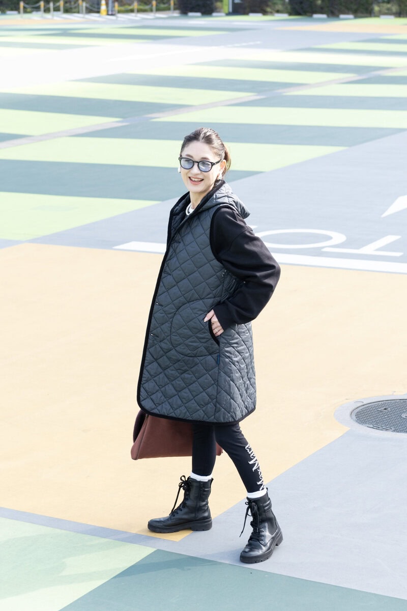 アウター…ラベンハム 、トレーナー…ユニクロ、レギンス…マックスマーラ 、ブーツ…ara、バッグ…エルメス