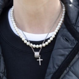 アクセサリーのレイヤードがほどよくこなれ感を宿す