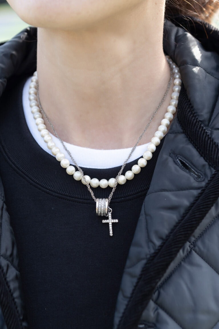 アクセサリーのレイヤードがほどよくこなれ感を宿す