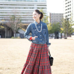 デニムジャケット…リーバイス、スカート…エムクチュール、ブーツ…ara、バッグ…エルメス