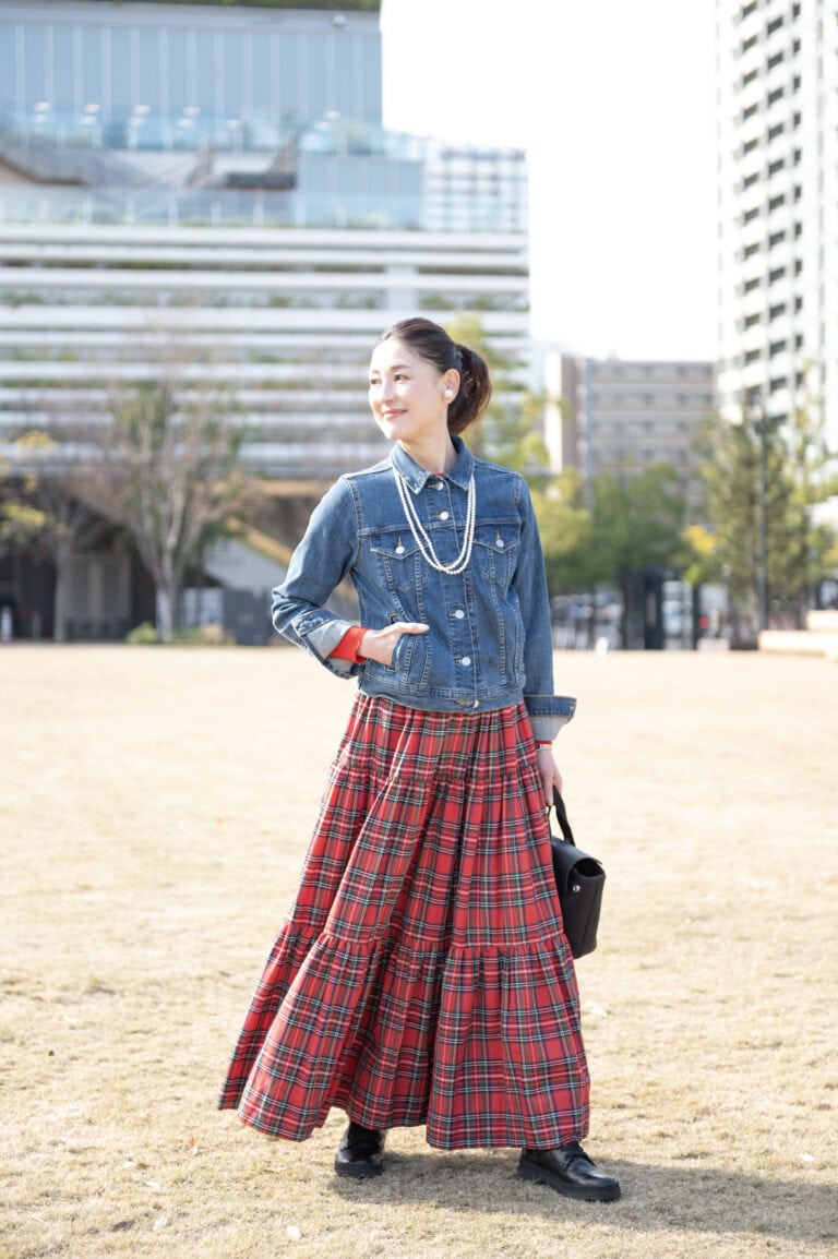 デニムジャケット…リーバイス、スカート…エムクチュール、ブーツ…ara、バッグ…エルメス