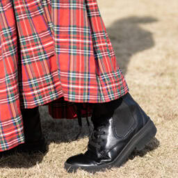 足元まで抜かりなくブーツで辛口を加味