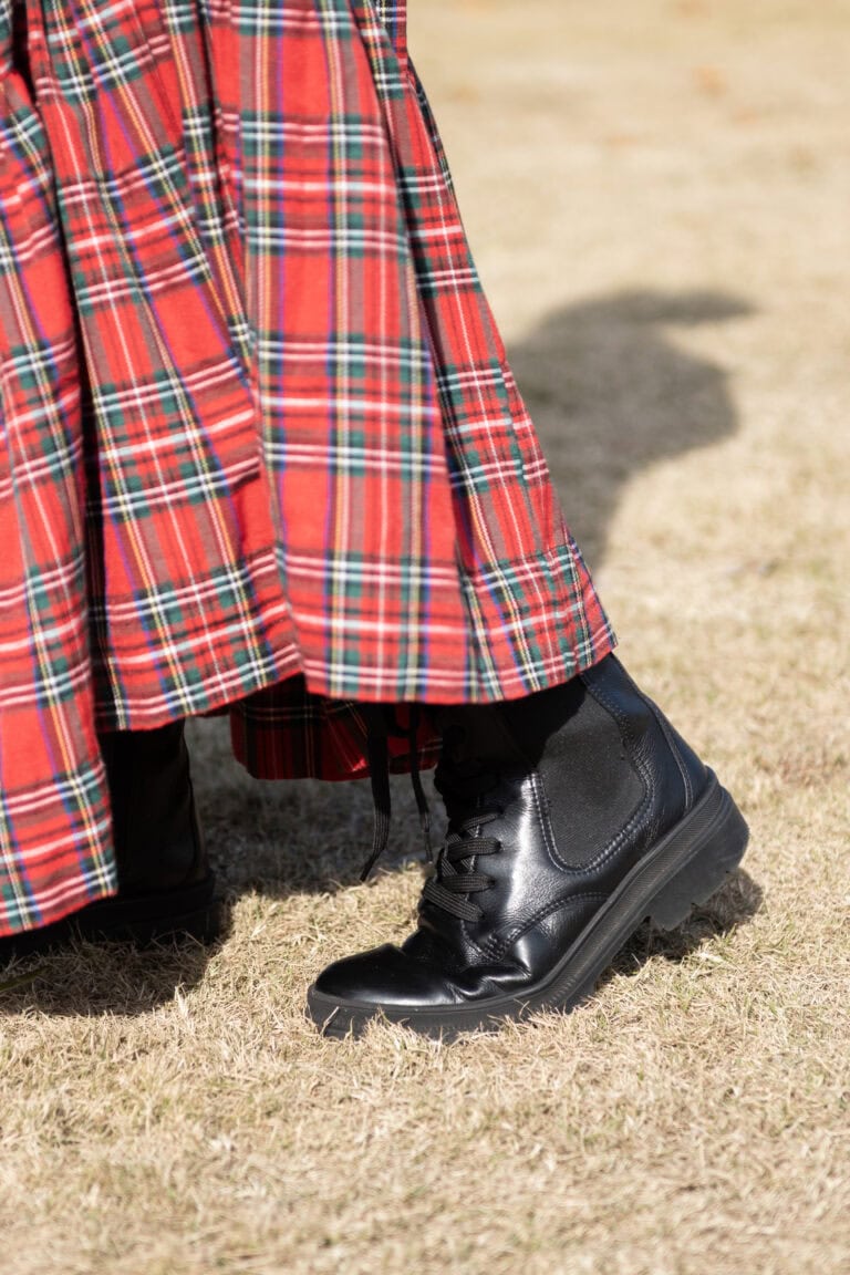 足元まで抜かりなくブーツで辛口を加味