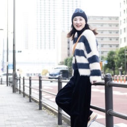 アウター … アトリエエヌズ、ボトムス、トップス…ユニクロ、スニーカー…プーマ、バッグ…エルメス