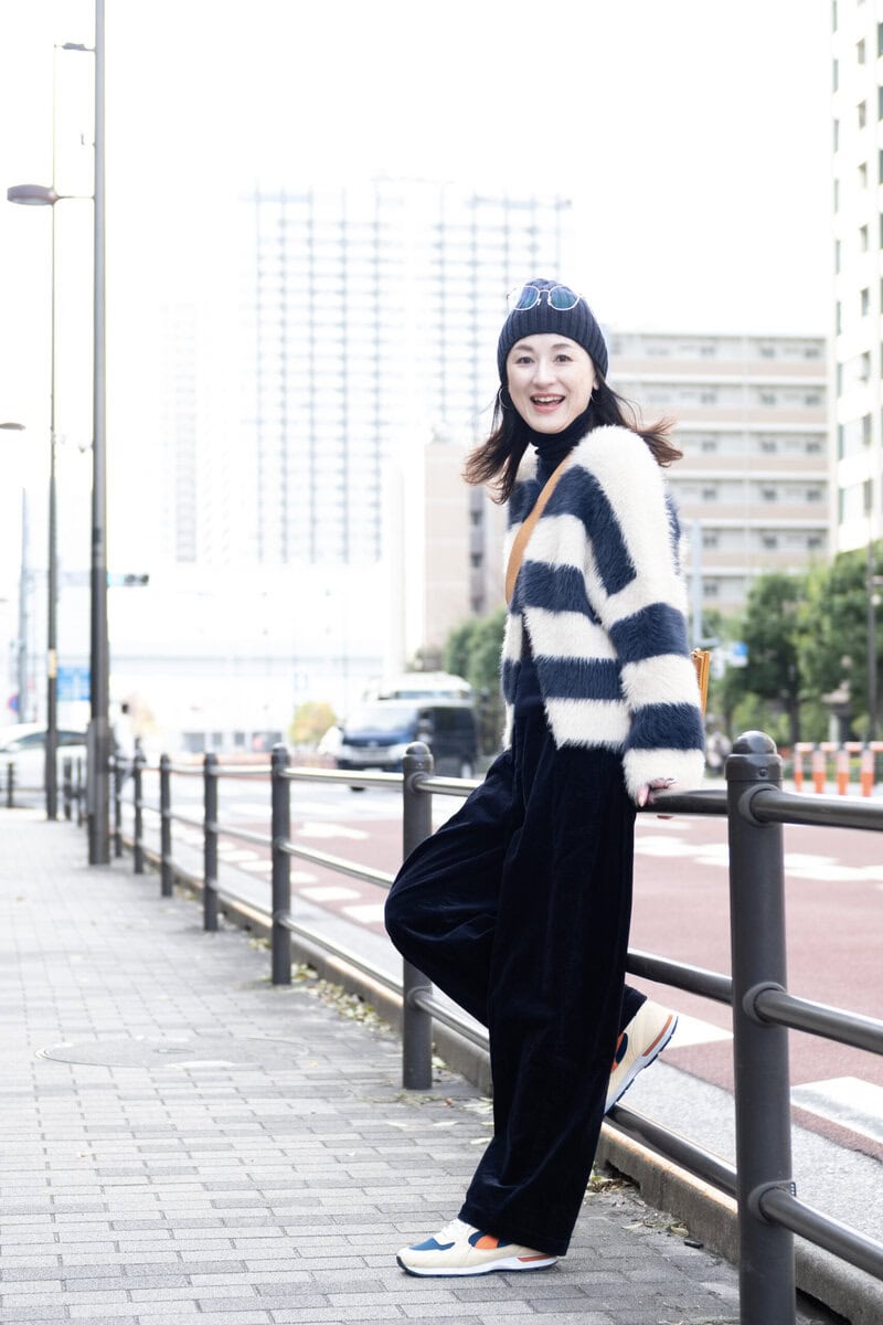 アウター … アトリエエヌズ、ボトムス、トップス…ユニクロ、スニーカー…プーマ、バッグ…エルメス