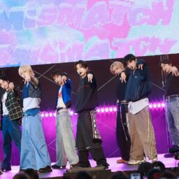 「MISMATCH」を披露する＆TEAM